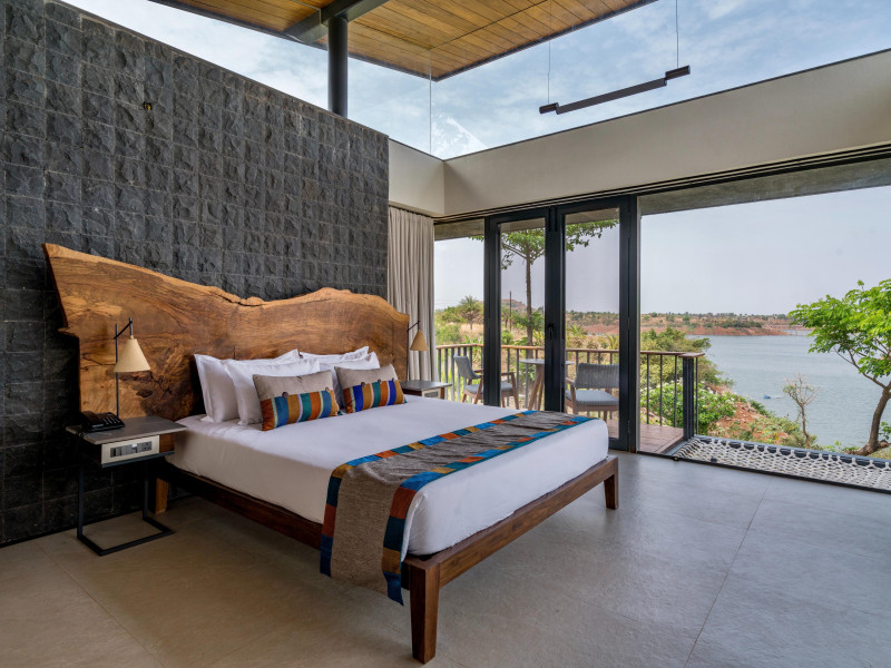 Lakeshore Villa,a 3BHK Villa with Infinity Pool